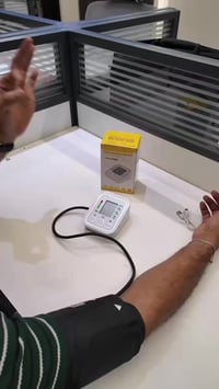 جهاز ضغط الدم • شاشة LCD • شحن وبطاريات AAA