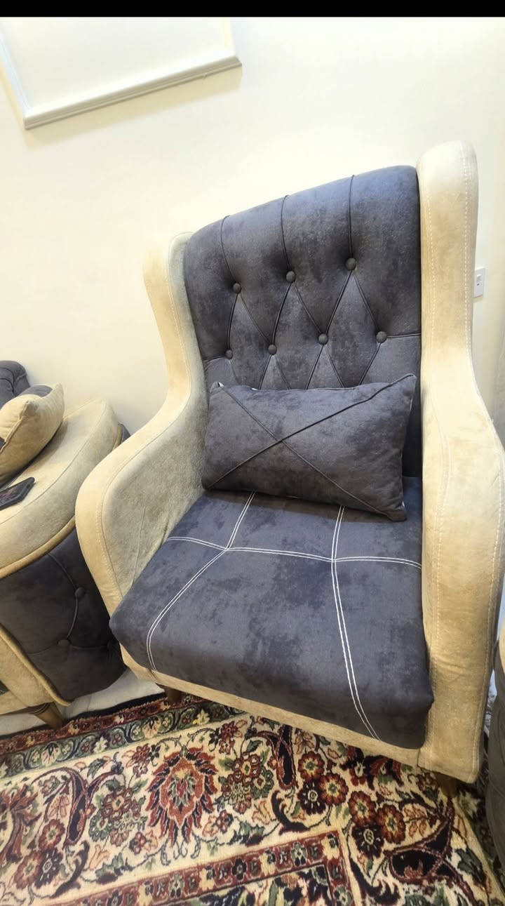 🔥 للبيع تخم عراقي شغل درجة أولى
🔥
اللون رصاصي + بيجي 
▪️ قماش ووتر بروف عالي الجودة
▪️ خشب جام روسي مع بلايوود
▪️ اسفنج مميز ارتفاع 20 سم
▪️ التخم مكوّن من 10 مقاعد:
  ▫️ قنفتين (3 مقاعد)
  ▫️ قنفة (مقعدين)
  ▫️ عدد 2 كرسي
📍 المكان:  – البياع / الرسالة الثالثة – شارع الضغط
💰 السعر: ٤٠٠ ألف
للاستفسار الاتصال على الرقم  ويوجد واتس اب***********
