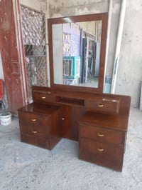 ميز تواليت • مستعمل • ارتفاع ٨٧ سم