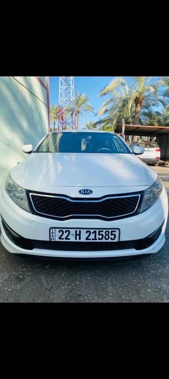 سيارة كيا أوبتيما بيضاء للبيع بحالة ممتازة. السيارة نظيفة جداً من الداخل والخارج ومناسبة جداً للعائلة. جميع الصيانات تمت بشكل دوري وأغلب وقتها كانت مغطاة. مناسبة للاستخدام اليومي. السعر مناسب والبيع بدون وسيط مباشرة من المالك. العنوان بابل 