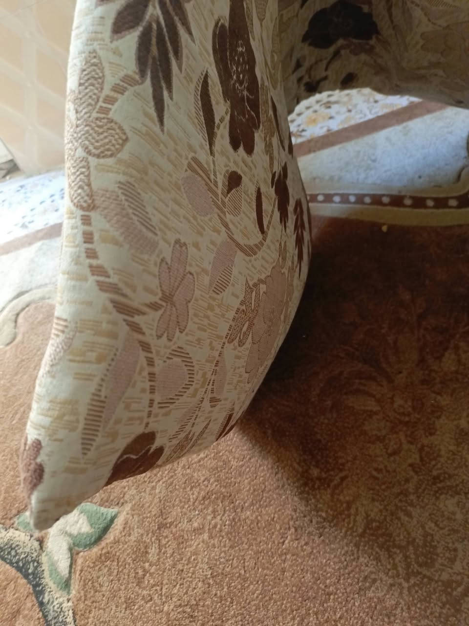 ديوان اصلي نظيف جدا للبيع عدد سبعة قطع ارضي وسبع مساند و12 تكيه واثنين زاوية..سعره 300 رقم موبايل ***********
