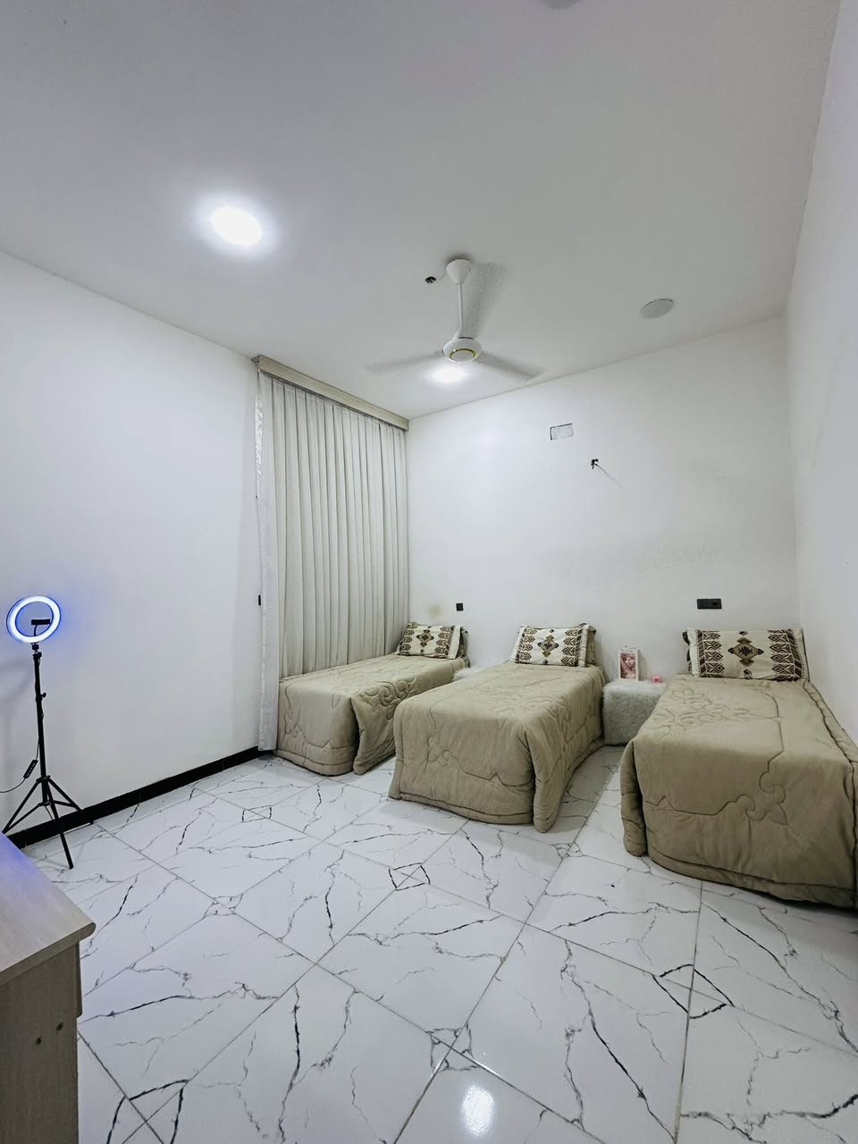 سلام عليكم ورحمة الله وبركاته
عقار للبيع مساحة 200 م واجهة 7م 
نزال28م 
تفاصيل البيت 🏠 

5 غرف نوم 👉

صالة 
مطبخ 
البيت مدخلين 
جلسة عائلية 

خدمات فوك وجوة 
حديقة وكراج 

عرض الشارع مال بيت  15 م👉
بناء حديث 

سعر جدا مناسب 👉

صنف العقار طابو زراعي سند 25 حق التصرف 

📍موقع بغداد الكرخ منطقة الدوانم 
اب شارع ال وزراء 

للتواصل ***********📞
العقاري سعد الجبوري
