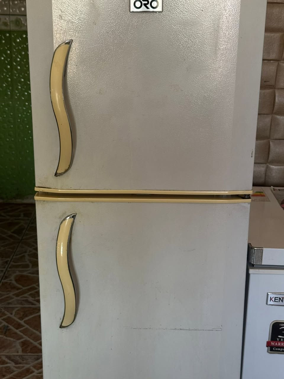 الميز طعام ب 250
الثلاجه ب 100 
للحجز واتساب ***********
