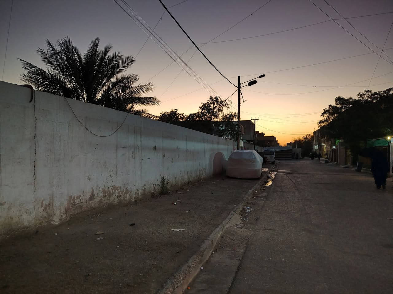سلام عليكم بيت مساحه 144بناء قديم موقع جيد فرع عريض مقابيل البيت مدرسه لا يوجد بيوت قطاع 45 ثاني بيت علا الركن للستفسار الاتصال علا الرقم ***********
