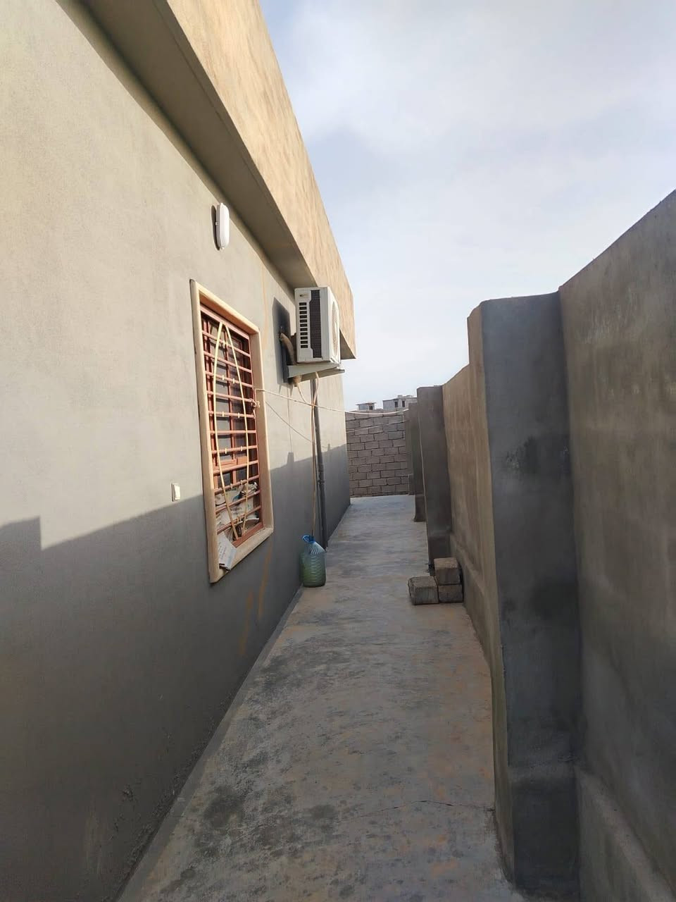 بيت للبيع بمساحة 1500 متر زراعي سند 25 تحويل حق تصرف مواصفات وخدمات كاملة
البناء طابق واحد مو طابقين متكون من
 ١- غرفتين نوم ٥×٤ مو ٣                     
 ٢- صالة استقبال ٧×٤+جلسة هول ٥×٤   
  ٣- مطبخ ٣×٤ حار بارد
 ٤- صحيات حمام + تواليت غربي مفصول+ مخزن مواد
٥- صحيات حمام وتواليت شرقي خارجبات 
٦- سقيفة سيارة شغل درجة أولى                                                  ٧- خلف الدار 50 شجرة مقطرة 
#الموقع اجميلة نهاية الشارع المقابل لفرع الشيخ احمد العبيد العلي من جهة الغرب يقع نهاية التبليط مجاور ملعب الجبر الرياضي
#السعر 73 بي مجال قليل جدا 
للاستفسار الاتصال على الارقام
 ***********    ***********
