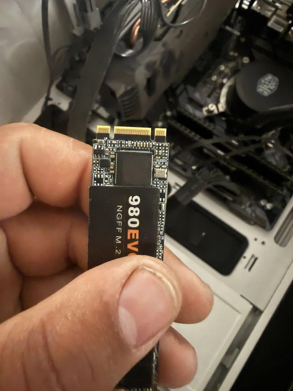 SSD مستخدم بحالة ممتازة ومفحوص 100% ✅
أداء سريع جداً ومناسب للألعاب، الويندوز، وبرامج التصميم والمونتاج.

📌 المواصفات:

* السعة: 2TB
* النوع: M.2 2280
* الواجهة: SATA / NVMe
* الحالة: مستخدم
* يعمل بدون أي مشاكل
* سرعة عالية مقارنة بالهارد العادي

✅ المميزات:

* تشغيل ويندوز بسرعة
* نقل ملفات سريع
* مناسب للألعاب والبرامج الثقيلة
* استهلاك طاقة أقل
* حجم صغير وسهل التركيب

⚠️ ملاحظة:
يرجى التأكد أن جهازك يدعم منفذ M.2 قبل الشراء

السعر 175 الف و بي مجال


**إذا كنت صاحب هذا الإعلان وتريد حذفه لأي سبب، رجاءا أرسل رسالة إلى الدعم الفني**