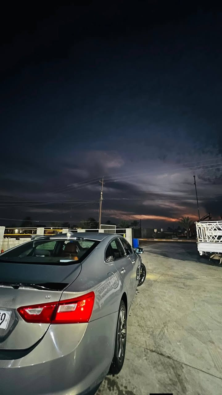 السلام عليكم 
للبيع و ترهم  مراوس بسنتافي موديل 11او , 12 

                                  Chevrolet MALIBU

محرك 1500تيربو 

_اشاير بالمري 

دفع أمامي (FWD).اقتصاد الوقود: ممتاز جداً، تقطع حوالي 14.3 كم/لتر (أو ما يعادل 30 ميلاً للجالون كاستهلاك مختلط).

(ويل كب) مقاس 17

الإضاءة: مصابيح أمامية  التشغيل، مع إضاءة نهارية LED سفلية ومصابيح خلفية LED.

فتح الأبواب بدون مفتاح (بصمة أبواب) على المقابض الخارجية. يعني أربع بصمات على الأبواب 

المقاعد: قماش فاخر مقعد السائق بتحكم كهربائي بـ 8 اتجاهات مع دعامة ظهر قطنية. 

النظام الصوتي: مكون من 6 مكبرات صوت نقية مع راديو AM/FM، بلوتوث، ومنافذ USB 

كاميرا رؤية خلفية عالية الدقة تعرض على الشاشة عند الرجوع للخلف.

نظام التحكم الإلكتروني بالثبات (StabiliTrak)، ونظام منع الانزلاق (Traction Control).

مراقبة الإطارات: نظام قياس ومراقبة ضغط الهواء في الإطارات الأربعة (TPMS).

تبريد ثلج ❄ تدفئة نار 

رقمها كركوك دولي مشروع وطني

مكانها صلاح الدين قضاء العلم 

لل استفسار الاتصال على الرقم ***********

بي واتساب
