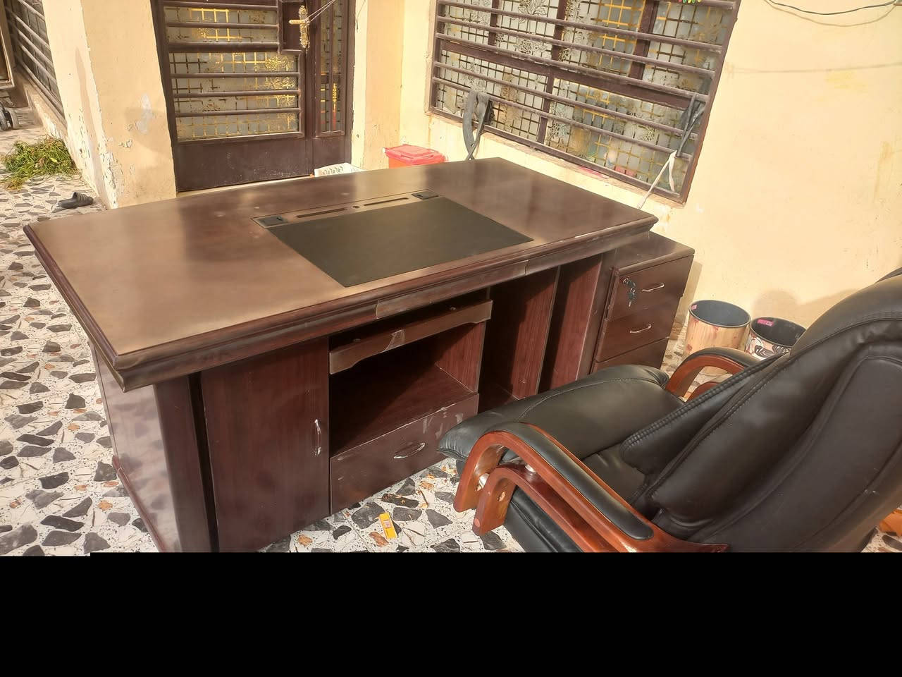 بيع ميز مكتب مع كرسي جديد سعر 250 رقم ***********
