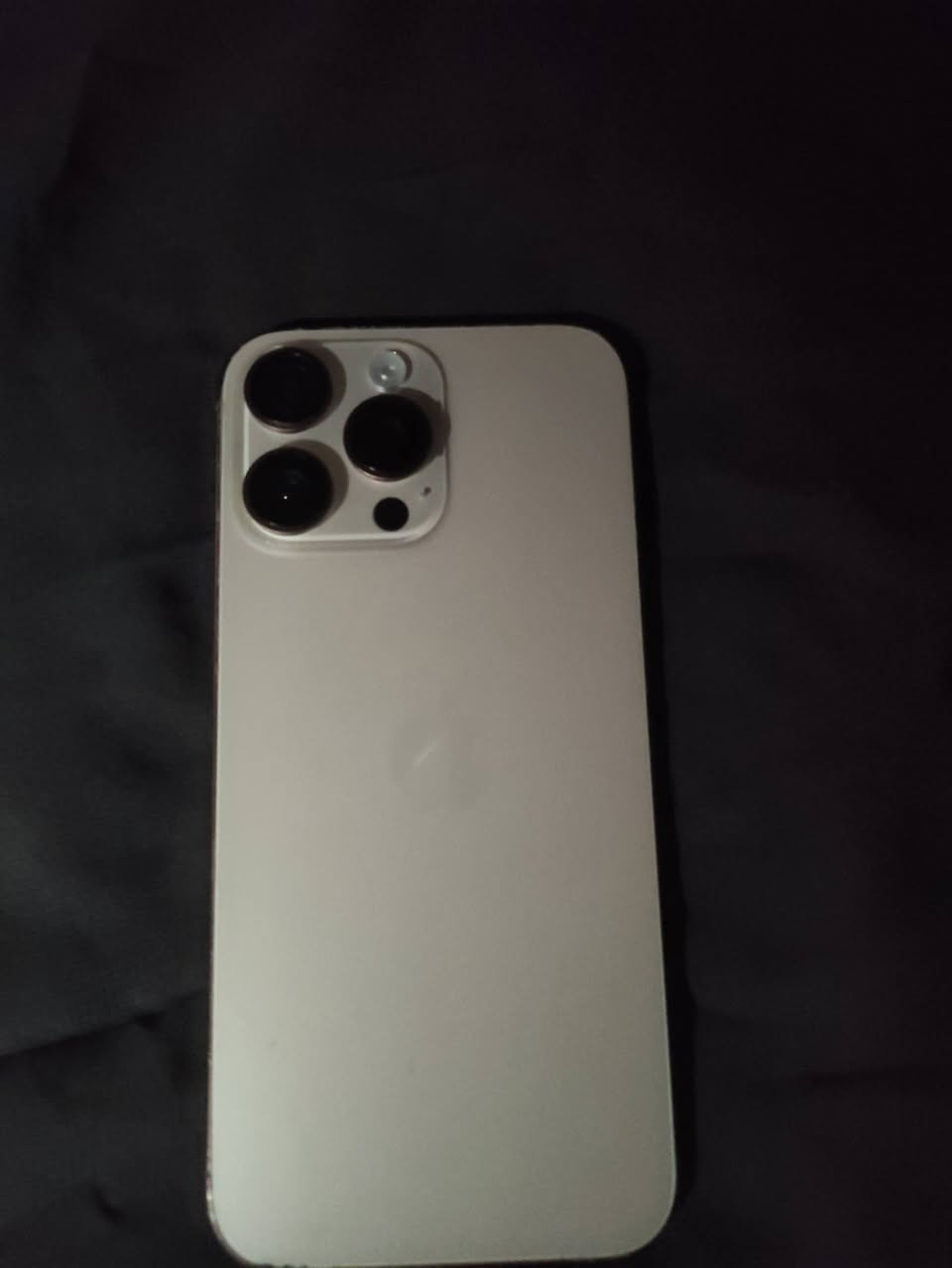 ***********ايفون 16برو ماكس جهاز مبدل شاشه وكامره وكفه كلهه فيس ايدي شغال جهاز نظيف بطاريته 95 عدد دورات 521 ذاكره 256 سعره 680
