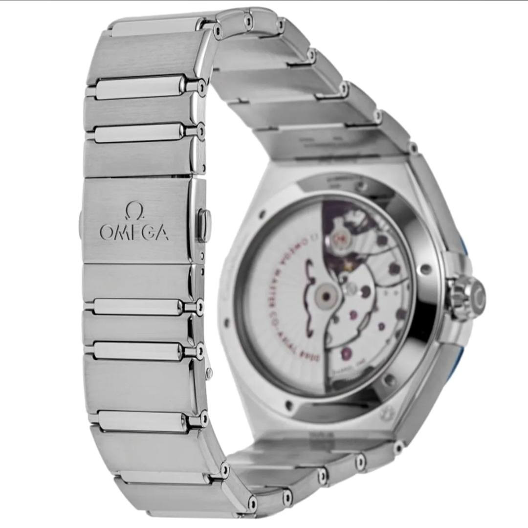 ساعة من ماركة اومكا Omega x Swatch MoonSwatch 
الهيكل والإطار (Exterior)
المادة: مصنوعة بالكامل من الفولاذ المقاوم للصدأ (Stainless Steel) عالي الجودة.
الإطار (Bezel): يتميز بإطار من السيراميك الأزرق المصقول، مع أرقام رومانية مصنوعة من "الجراند فو" (Grand Feu) الأبيض، مما يضمن ثبات اللون ومقاومة الخدش.
المينا والعقارب (Dial & Hands)
المينا: مصنوع من السيراميك الأبيض اللامع، مما يعطي تبايناً حاداً وجميلاً مع العناصر الزرقاء.
العقارب والمؤشرات: العقارب وشعار أوميغا والمؤشرات كلها مطلية باللون الأزرق المتناسق، ومصممة بأسلوب "الفاسيت" (المضلع) لتعكس الضوء ببراعة.
التاريخ: نافذة التاريخ موجودة عند موضع الساعة 6، مما يحافظ على تناظر وتوازن شكل المينا.
السوار: سوار معدني متصل بتصميم انسيابي مريح جداً على المعصم.
مقاومة الماء: مقاومة للماء حتى عمق 50 متراً (مناسبة للاستخدام اليومي والسباحة السطحية).
 السعر 85 الف مع توصيل وعلبه


**إذا كنت صاحب هذا الإعلان وتريد حذفه لأي سبب، رجاءا أرسل رسالة إلى الدعم الفني**
