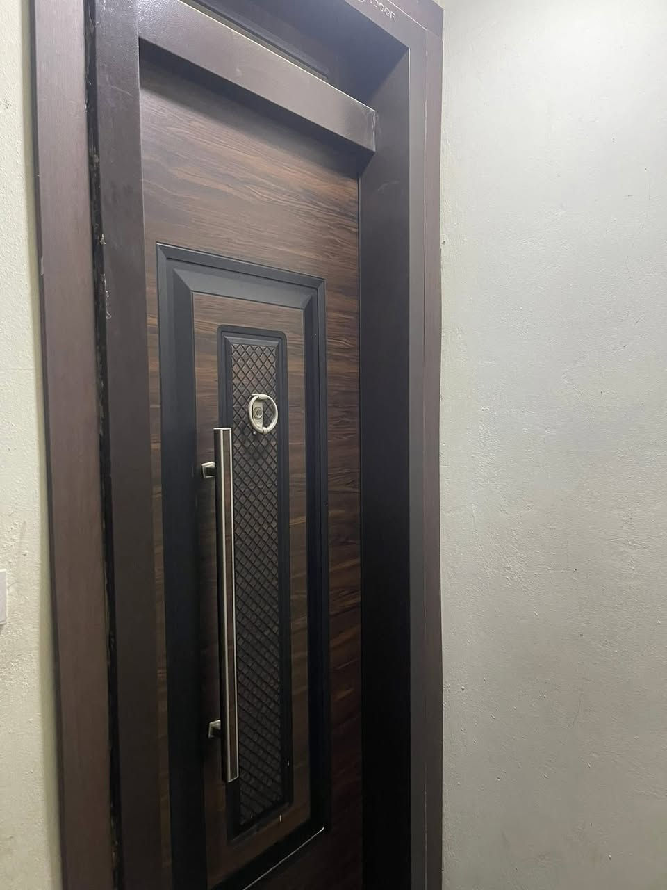 اعلاان ….                                                                                                             شقة للبيع موقع مميز الاعظمية الاخطل طابو ملك صرف المساحة 95 طابق اول تحتوي علي غرفتين نوم وصالة ومطبخ وحمام ومنور                                                                              العمارة ثلاث شقق فقط مدخل العمارة جانبي درج منفصل منطقة راقية غنية عن التعريف للمعلومات خاص او الاتصال على الرقم ***********
