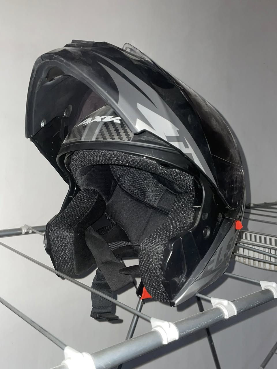 سلام عليكم خوذه للبيع بعده جديده بالكارتون بيه كلوبات خلفيه رماش جامه مضلله مكاني بغداد الحريه سعر 60 وبيه مجال للاتصال ع الرقم ***********
