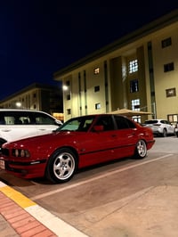 BMW موديل 91 رقم اربيل وبسمي مكانها بغداد زيونه حجم 525 هزه وسنويه جدي...