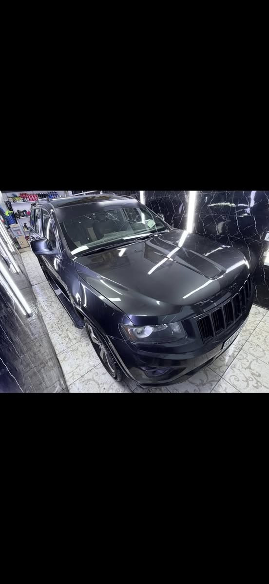 للبيع 🚗  

جيب كراند شيروكي موديل 2016  
فول مواصفات عدا الفتحة  

المواصفات:  
- محرك 3600 V6 مكينة GT قوي واقتصادي  
- كير اوتوماتيك 8 نمر (نقلات ناعمة وقوة عالية)  
- شفتات تبديل سرعات على الستيرنغ  
- تحكمات ستيرنغ كاملة (صوت، اتصال، مثبت سرعة)  
- شاشة معلومات وترفيه  
- كاميرا خلفية  
- حساسات خلفية  
- دفع رباعي 4×4 مع نظام اختيار نوع الطريق  
- تراكشن كنترول  
- مانع انزلاق  
- بصمة تشغيل  
- مرايا كهرباء  
- زجاج كهرباء  
- مقاعد كهرباء  
- تحكم دبل بالمكيف    
- جنوط وكالة  

الحالة:  
- حدادية جديدة  
- بوليش جديد  
- السيارة مصبوغة عالأثر كم قطعة  
- مكفولة من القلب لا غرق ولا حرق  
-تبريد ثلج منضومه جديده كامله 
-راديتر جديد 

السيارة قوية ومريحة بالطريق  
كير 8 نمر يعني صاروخ 🔥 

للبيع او مرواس 

***********
