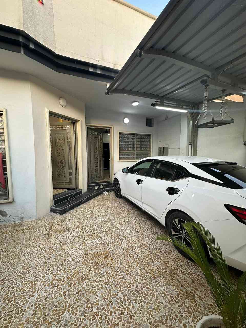 سلام عليكم
بيت 🏠 للبيع في حي عدن موقع مميز من جهت سايدين بكر 
شارع 15 
بناء فول حديث سند طابو الزهور شرط التحويل 
مساحه البيت 🏠 150 متر واجها 7.5 متر 
يحتوي البيت 🏡 ع استقبال وهول وغرفتين نوم 🛌 ومطبخ وصحيات خارجي وداخلي ومناور وكراج سياره وبيتونه 
يحتوي البيت 🏠 ع 
نظام كاميرات 
نظام سبالت 
نظام غسالات 
نظام دشات 
نظام دكتات 
للاستفسار عن سعر البيت 🏡 الاتصال ع الارقام 
***********
***********
