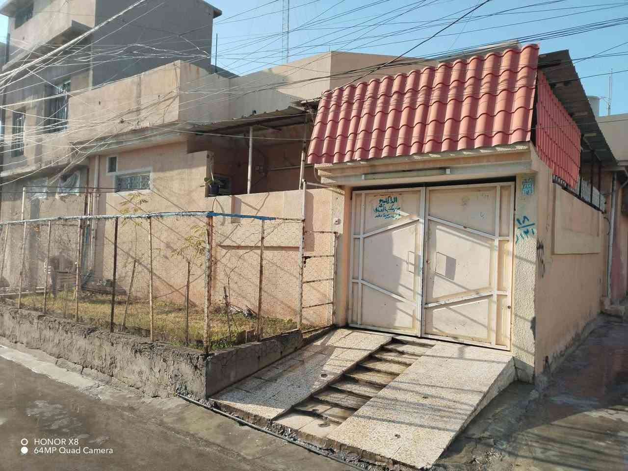 بيت بالزنجيلي قريب على شارع الزنجيلي وقريب على مدرسة الفرات  البيت ركن مساحة 124 البيت غربي استقبال وغرفتين نوم والمشتملات سيراميك البيت كلو سقوف ثانوية سند جديد باقي التفاصيل وألسعر خاص ***********
