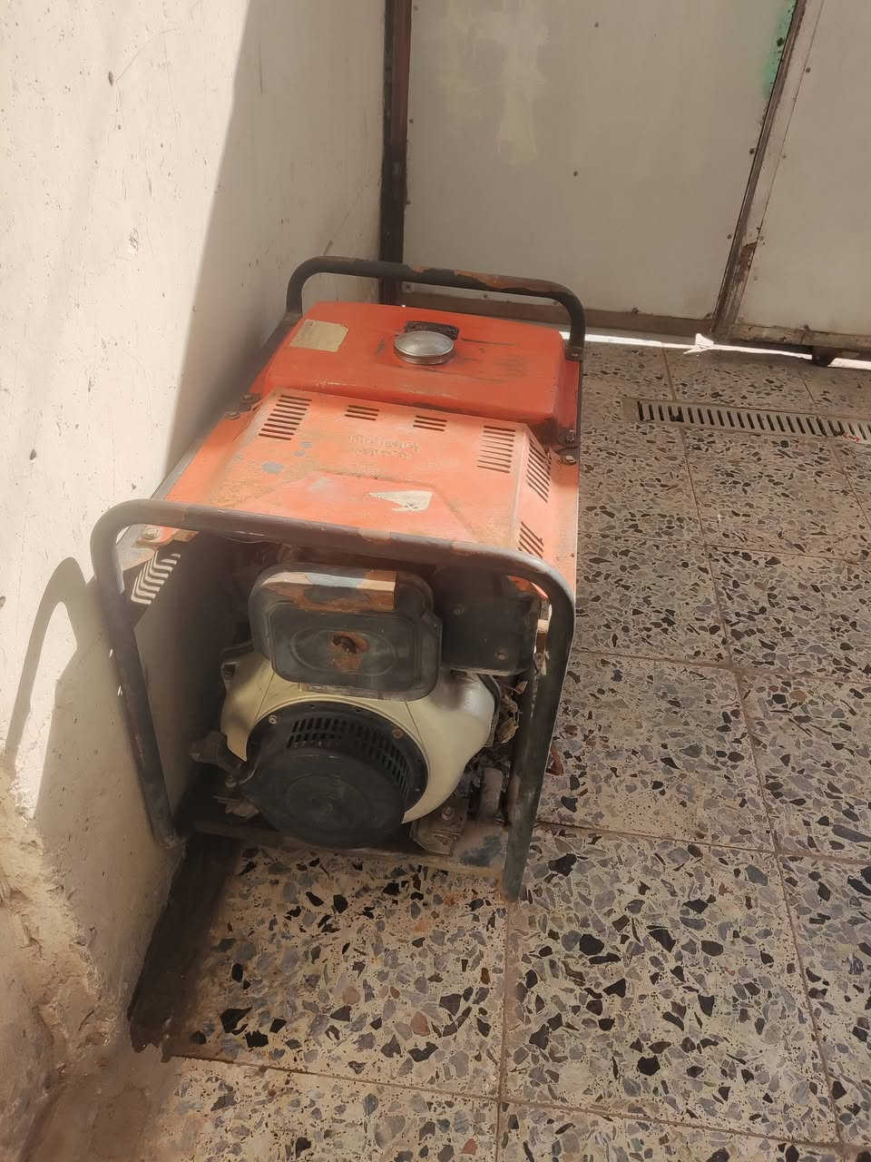 مولدة كاز شغاله سلف وهندر نظيفه نقص بس باتري 25 امبير  
مكاني بغداد جسر ديالى القديم ***********
