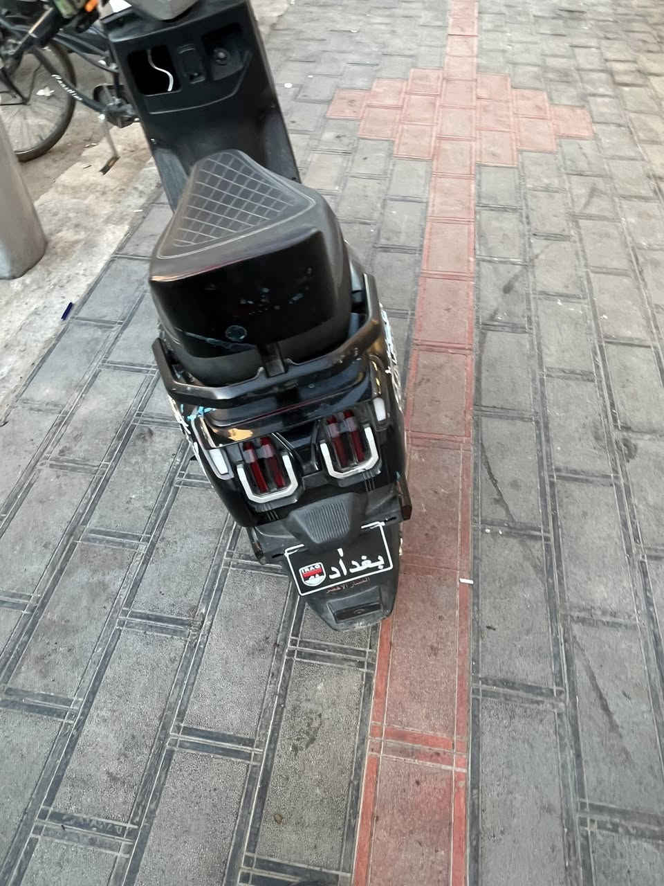 سلام عليكم دراجه شحن للبيع  مصبوغه لونه حقيقي ماروني لين جانت بيه شخطات صبغته لو اسود مطكع بزرق 6 بطاريات جديده قبل 3 أسابيع شديتهن جديده 
تمشي 76 حقيقي 69 تمشيك بل شحنه الوحده 50 كيلو  ماشيه 4901 كيلو سعره 650 بيه مجال قليل عنوان الكاظميه شارع اكد الرقم ***********

