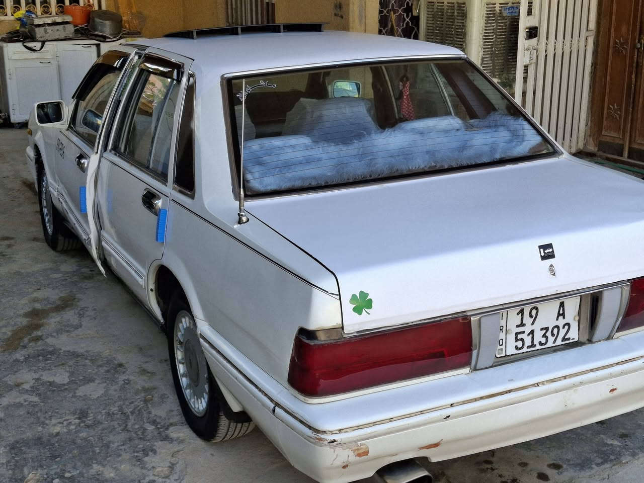 سلام عليكم
نيسان سترك موديل ١٩٩١
باسمي هزه جديده 
سياره كاعده حلوه مثل ماموضح بصور 
تخم تاير جديد 
باتري جديد 
كهربائيات كلها شغاله 
غرفتها حلوه 
تدفئه شغال  تبريد شغال عوزه بس كلج 
ترايك وين ماتريد 
مكان سياره بغداد المدائن 
رقم *********** بي واتساب
