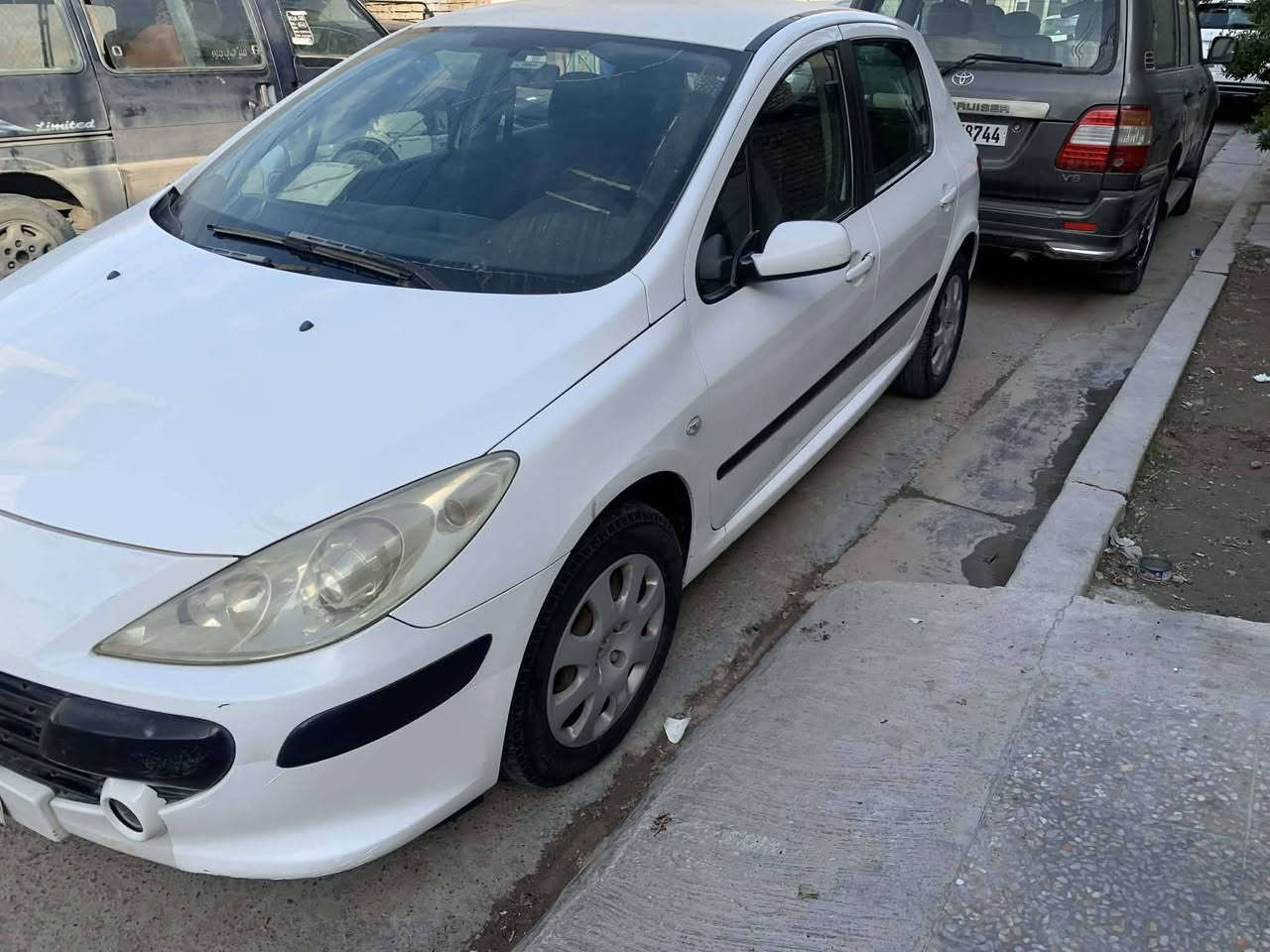 السلام عليكم ٠٠ بيجو 2006 نضيفة كلش مكفولة من كلشي ٠٠ تبريد ثلج ٠ السعر 53 ٠ مكان السيارة حي العامل ٠ رقم صاحب السيارة *********** ٠٠ اخوان ماارد على التعليق اتصل بصاحب السيارة وتدللون
