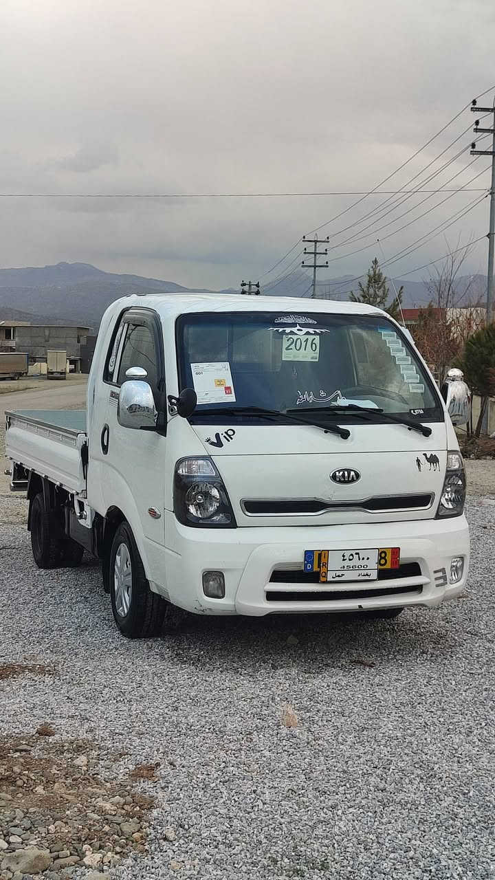 ماشااڵڵە تۆماتیک 2016 

3000سۆپەر مەکینە ڕەش

پێنج دووگمەی قەپات مواسەفات
کوشن و سکان هیتەر
ئاوێنە کارەبای و هیتەر و ئاوێنە ئەخەوێت
تەبریت لەسەر سویچ
شەش تایەی لۆک
ناوبۆدی سفر
شوێن بڕاوەی چاک کراوە بە زەمان
کامل کامل جاهیز و پرسیاری مەسروفم لێ مەکە

سەیارەکە نموونەیە لەجوانی قەترە غایزو ڕزیوی نیە
بۆیاخی نیە چاڵ و وردە شوختی نیە

تەنها فرۆشتن
تەنها تێل
***********
ڤایبەر واتسئاپ
