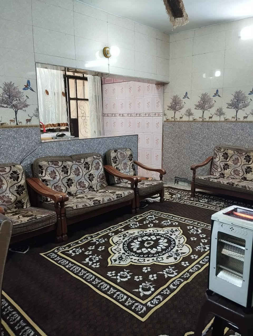 السلام عليكم
عندي بيت ١٥٠متر  بيت نظيف جدا 
يتكون من الطابق الارضي كراج جبير و صاله و مطبخ حار و مطبخ بارد و غرفه نوم و حولي و صحيات و منور 

و الطابق الثاني بي شقتين كل شقه منفصله عن ثانيه مع درج خارجي مثل ما موضح بل صور و فيديو ع خاص تشوفه عنوان الرافدين خلف بيع مباشر  و الاستفسارات اتصل على الرقم و خاص مفتوح ‏‪0773 795 5173‬‏
