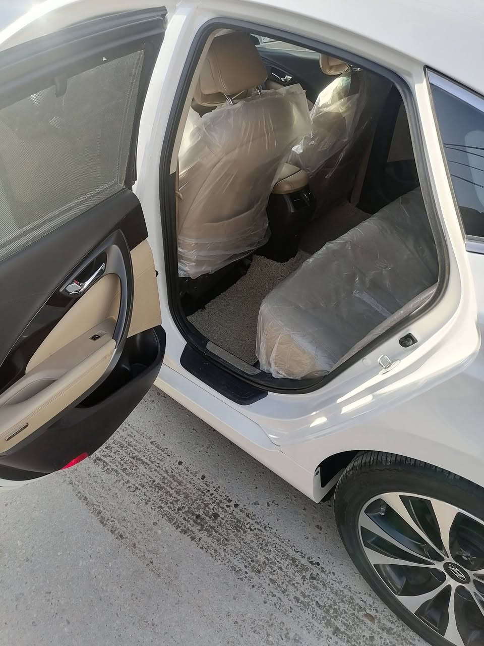 ازيرا ٢٠١٣ خليجي مكفوله ماشيه ١٠٦ داخل بيجي كشنات جلد تدفئه تخم تاير جديد حداديه جديده مكينه٣٠٠٠  مامفتوحه  كير مامفتوح بحاله جيده جدا  تبريد قطعتين  ثلج برده كهربائيه بردات جانبيه ثلاجه ترحيب اناره داخليه LED السياره بيها منضومة زنون اصلي  سياره استعمال شخصي مامتعوبه ونضيفه حيل مكان السياره ديوانيه للاستفسار اكثر خاص *********** اخوان رجا رجا الموشراي واصحاب التعليقات السلبيه لاتدخل ولاتعامل

