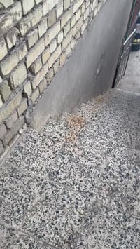 شقه للإيجار في العامريه خلف المطبعه قرب المدارس العراقيه تحتوي على غرف...