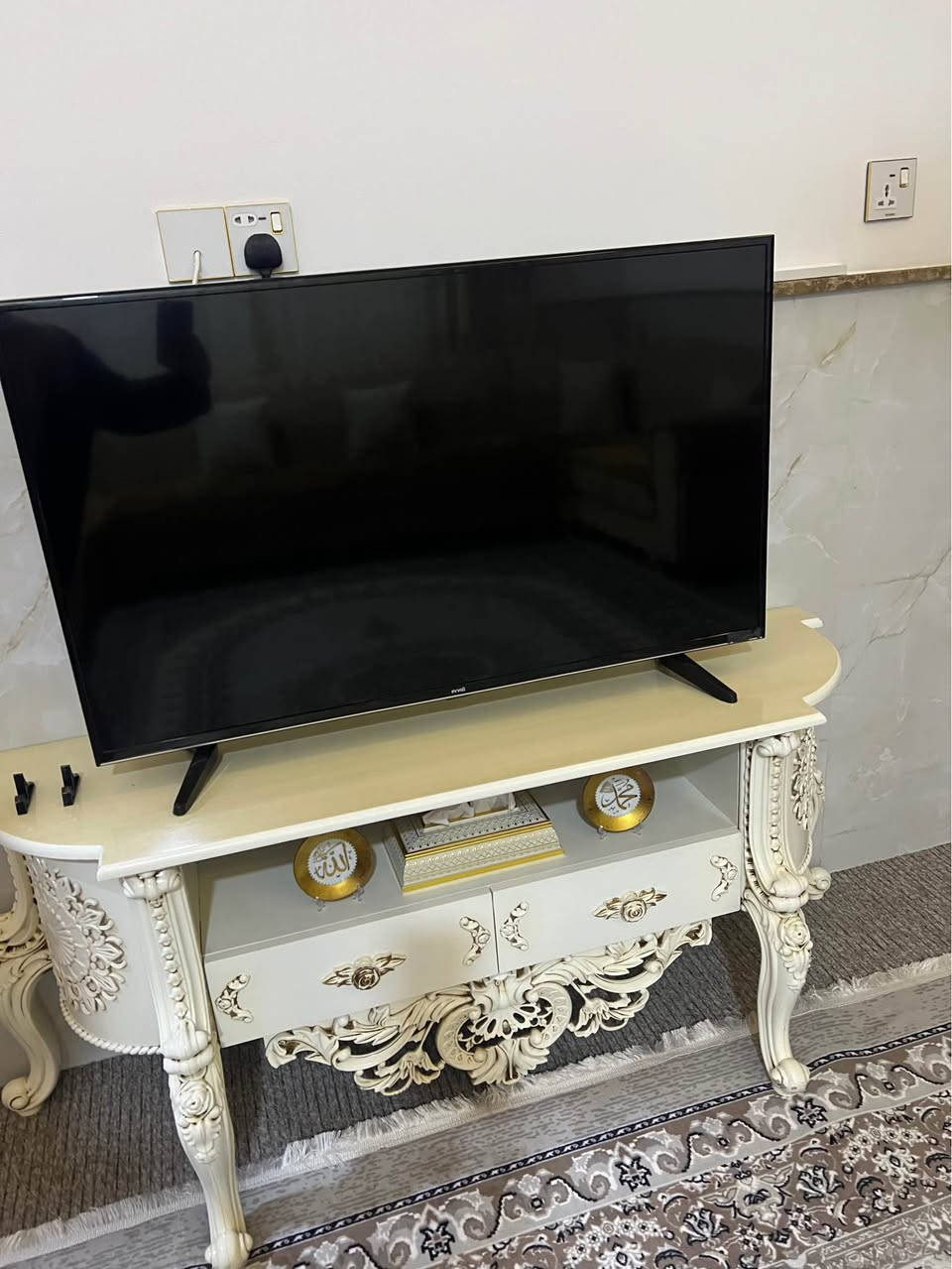 تلفزون دكه ل ميزه كا پاقژ پاقژ بو فروتني تلفزون حجم 42 يه 4K HD يه تلفزون نه سمارته و ميز 140cm جديد جديده زيده پاقژه بوو بازار كرني تلفوني بكه ن لسه ر رقمي *********** دهوك, العراق
