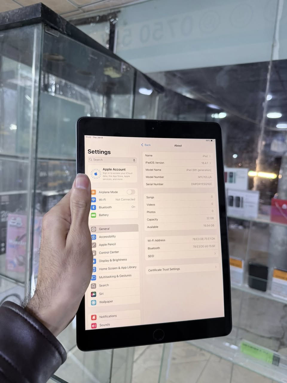 ئایپاد 8 زاکیرەی 32 گێگا
پاتری 89 شتێکی خاوێن  کەپسەو نەکراوەیە
نرخی ١٨٥ هەزار گەیاندنمان هەیە
ناونیشان هەولێر - قەڵاتی نوێ مۆبایلی هاوکار
ژمارە مۆبایل ***********
