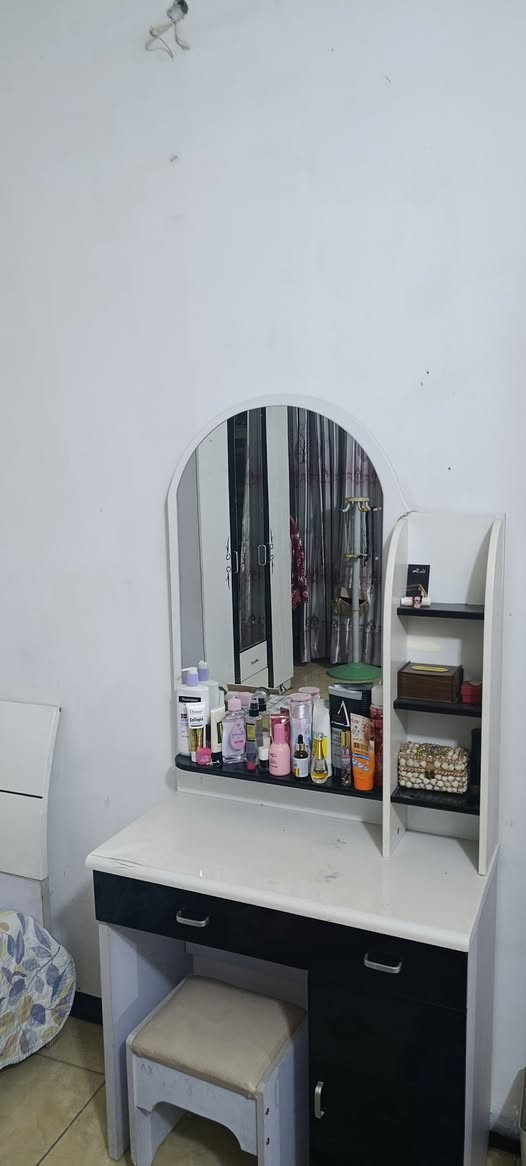 غرفة نوم شبابية من ٨ قطع 
اكو اضرار بسيطة بالكنتور وبميز المراية بسبب سوء النقل اول ما اخذتها 
أما باقي القطع نضيفة وجديدة سعرها ٤٠٠ وبيها مجال 
تواصلو  واتساب ***********
