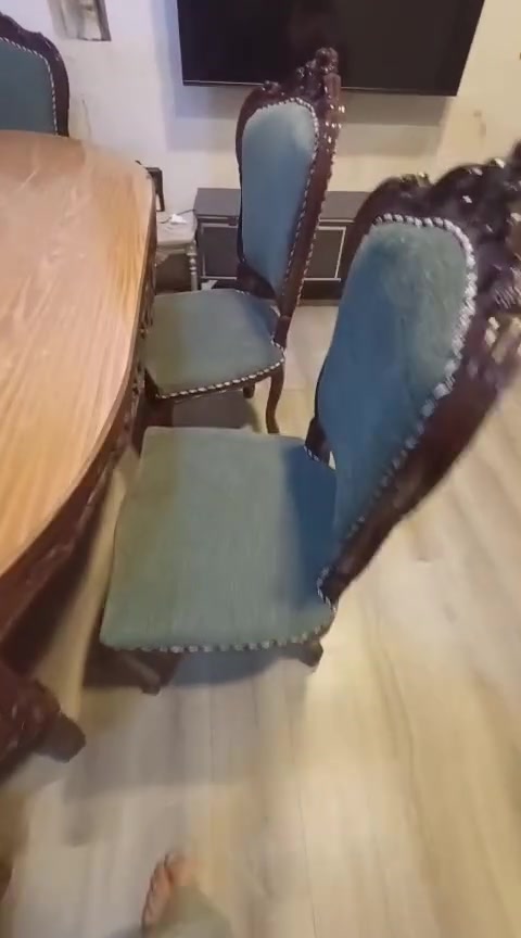 السلام عليكم 
ميز طعام جاوي ثقيل جدا مع 8 كراسي اخو الجديد
قياس العرض ٢٣٠ الطول ١٢٠ 
٤٠٠ الف الصليخ 
***********
