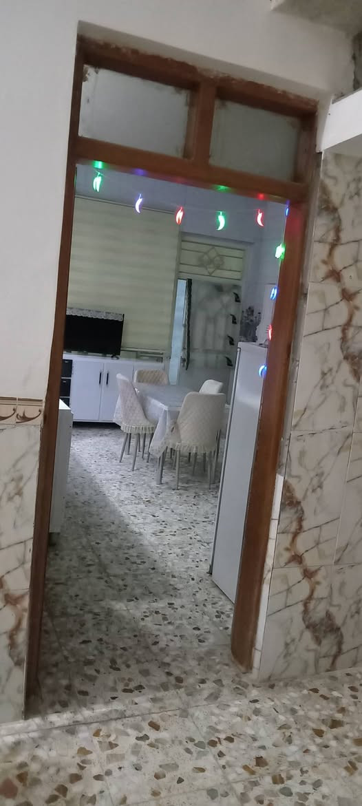 السلام عليكم.. 
للبيع دار سكن طابو زراعي حي الامير قرب ملعب هشام طريق قرية عطا الله مساحه 310م غرفتين نوم استقبال صاله مطبخ وهول بناء طابوگ سقف عكاده للاستفسار الاتصال ع الرقم ***********
