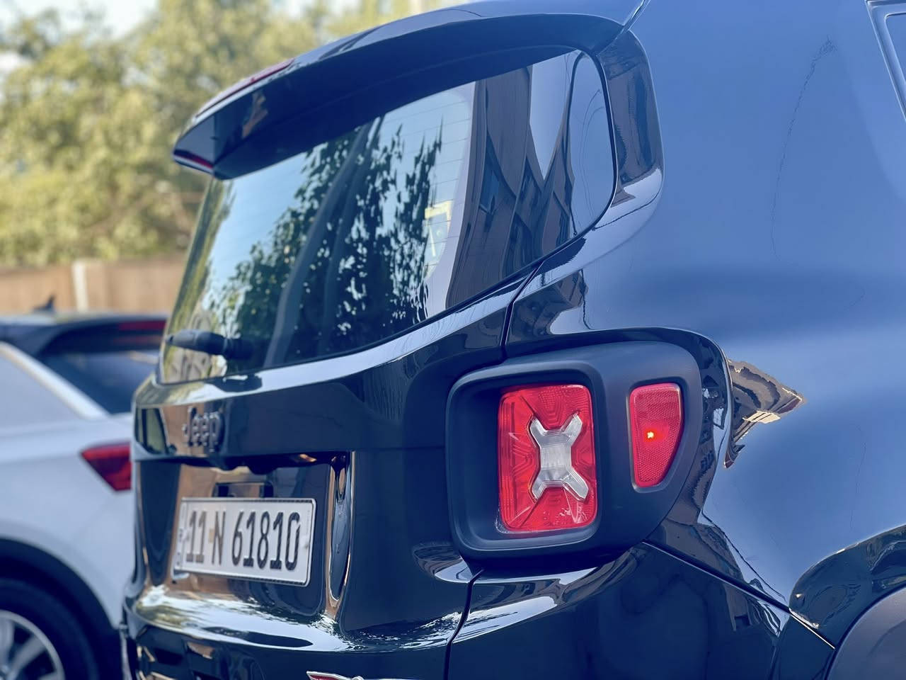 سلام عليكم       2019    بغداد نكليزي
فووول مواصفات
عندي جيب ترايل هوك يعني على فئه
بصمه تشغيل ابواب بصمه 
سقف بنراما  ويل كب كروم 
تبريد ممتاز جدا   تخم تاير جديد 
تشغيل عن بعد  سايد بريك بصمه 
كشنات مخمل كنتاره  بلاد 
باقي مواصفات بي هواي معرف من صور موضحه 
بي قطعتين صور امريكا مرفقه كذلك 
 
هاتف ***********       سعر 115$    
                                      مكان سياره بغداد الصالحيه
