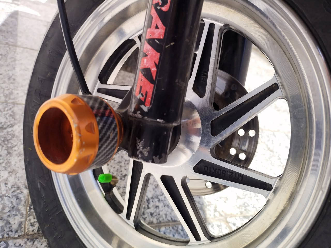 سلام عليكم من رخصه الادمن موطور ماكس بوشه 49 الموطور مامفتوح الون ابيض الرقم 550 وبيه مجال
الرقم الاتصال. 
***********
