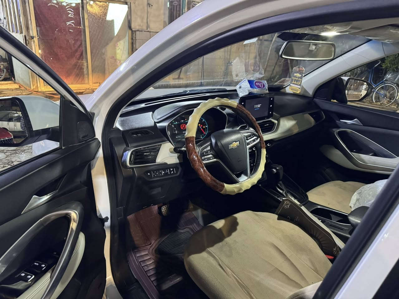 السلام عليكم كابتيفياموديل. 2021 لون ابيض رقم بغداد فول مواصفات محرك 1500 تيربو سياره جديده مكفوله من الظربه وصبغ فتحه حساسات بصمه 
تحكم ستيرن 
مثبت سرعه 
كشنات كهربائي
كامره قطعتين تبريد 
شاشه تخم تاير سبير جديد 
السعر 135 السياره جديده احلا من صوره بيها مجال او مراوس حسب القناعه  للاستفسار 
***********
