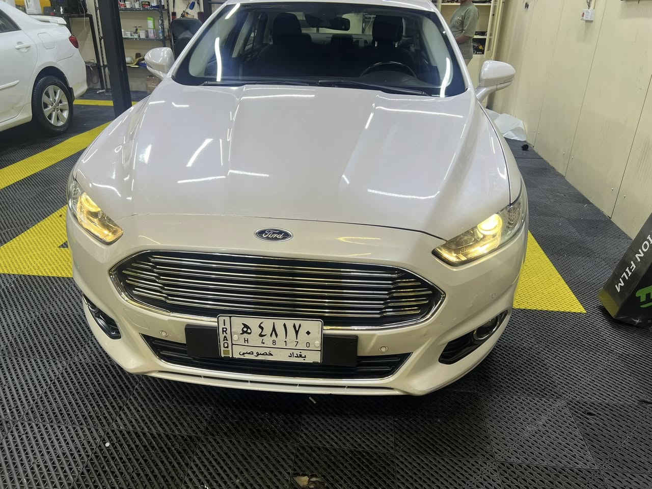 فورد فيوجن هايبرد خليجي
موديل 2018 
رقم بغداد  محرك ٢٠٠٠    
السعر130 ورقة وبيه مجال 
المواصفات 
1-حساس تشغيل ماسحات مطر Au 
٢- تشغيل عن بعد .
‏٤-  ABS نظام الفرامل المانعة للإنغلاق.
٥- نظام المساعده على تسلق التلال.
٦- نظام تحكم بالجر وثبات المركبه . 
٧- مساعد فرمله AB. 
٨- حساسات مراقبة ضغط الاطارات .
٩- مثبت سرعه (كروزكنترول) تكيفي تحكم من خلال           المقود . 
١٠- لايت عالي تشغيل تلقائي (Auto).
١١- كشافات اماميه تشغيل تلقائي مع دوران المقود .
١٣- نوافذ كهرباء تحكم عن بعد . .
١٥ - اضاءة ترحيبيه.
١٦- مري جانبيه شفط .
١٧- هيترات جام امامي خلفي .
١٨- هاندبريك كهربائي بصمه.
١٩ - تبريد مناخين منفصل لسائق والراكب .
٢٠ - ٧ الوان داخليه اختياري . 
٢١- اشاير بالمري . 
٢٢ - نظام ايكو( ECO ) اقتصادي في صرف الوقود. 
٢٣- شحن منظومة البطاريات من خلال الفرامل ومحرك  الوقود .
٢٤- دبل جام 
٢٥- الكير عصى مو ماوس 
 وبعد بيها مواصفات 
السياره رقم بغداد تحويل مباشر مكفوله من الصبغ بيها شخوط ورصعة بالجاملغ 
للستفسار اكثر الاتصال       ***********
