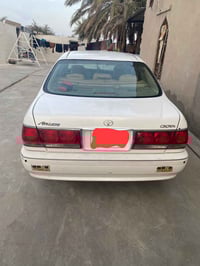 كراون ٢٠٠٣ • ابيض صدفي • رقم بصره