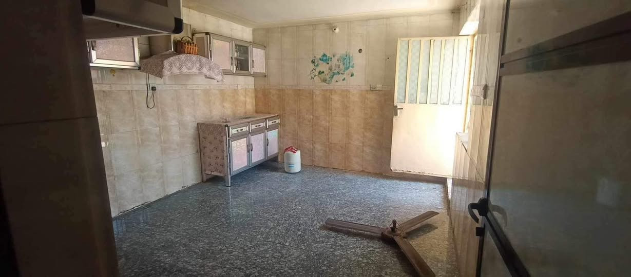 بيت لبيع (طابو صرف) المكان (حي الضباط)  لبيت موقعه ركن علئ شارعين شارع مقابيل شلال سنتر وشارع يطلعك علئ محطه مال بانزين لحكوميه بصف اعداديه السجاد للبنين  مساحة البيت 193متر. يحتوي البيت علئ
مطبخ 4/4
استقبال4/4
صاله4/4
غرفه4/4
وطرمه جبيره
ومشتمل فوك معزول
بي غرفه
وهول 
ومطبخ
وصحيات
وبي سطح عالي وسطح ناصي
سعر لبيت 130وبي مجال
لاستفسار//***********
