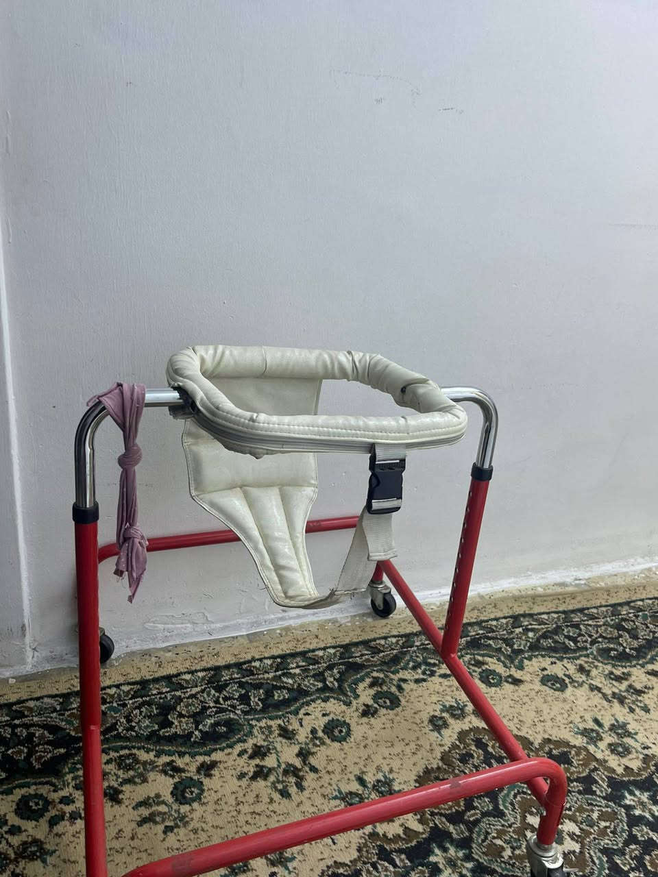 سلام عليكم للبيع حجلاة جماعة الضمور الدماغ شلل رباعي السعر ٣٠ الف وبيها مجال مكاني بغداد الرصافة *********** واتساب
