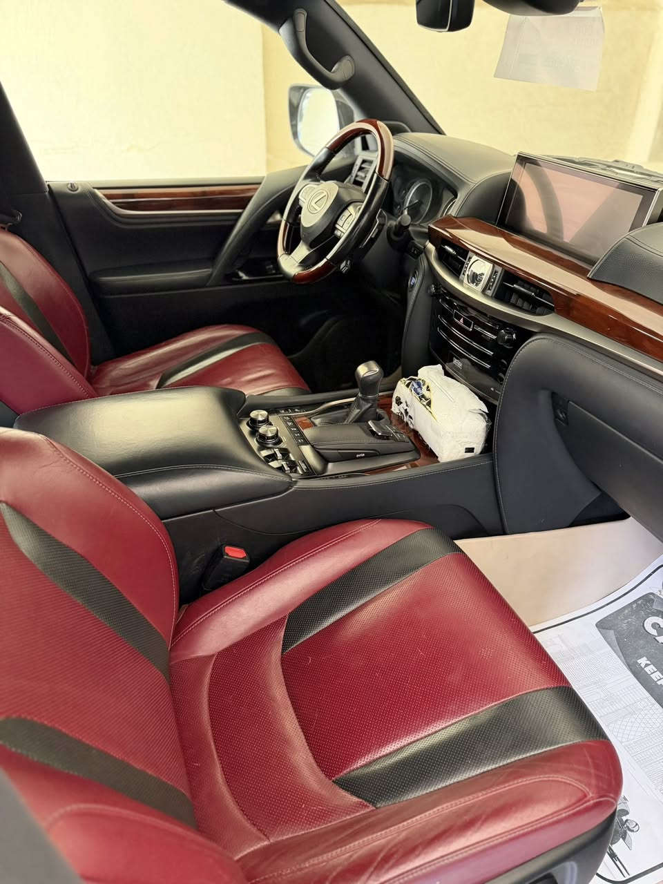 لعشاق الفخامة والتميز، معروضة للبيع أيقونة لكزس LX 570 بفئة Super Sport الأصلية، السيارة بحالة ممتازة وجاهزة للاستخدام.
📋 تفاصيل ومواصفات السيارة:
• الموديل: 2019.
• الممشى: 106 الف كيلو
• الفئة: Super Sport (سوبر سبورت).
• المحرك: 8 سلندر، سعة 5.7 لتر (V8).
• اللون الخارجي: لؤلؤي ملكي.
• اللون الداخلي: جلد أحمر مع أسود (Designo) كورو بحالة الوكالة.
• ناقل الحركة: أوتوماتيك بـ 8 سرعات.
✨ أهم المميزات:
• نظام دفع رباعي مستمر مع وضعيات قيادة متعددة.
• فتحة سقف + شاشات خلفية + ثلاجة.
• نظام صوتي Mark Levinson الفاخر.
• رادار، تحديد مسار، ونظام تنبيه النقاط العمياء.
• كاميرات 360 درجة (رؤية محيطية).
• تبريد وتدفئة للمقاعد.
• نظام الهيدروليك للتحكم بارتفاع السيارة.
• و باقي موصفات الكزس المعروفة.
•حالة البدي مكفول من البارد والصبغ توجد شخوط بسيطة وصغيرة ومكحلة فقط والسونار مرفق .
💰 السعر المطلوب:
79,000 دولار أمريكي (تسعة وسبعون ألف دولار).
📍 الموقع: [كربلاء المقدسة]
📞 للتواصل والاستفسار: [***********]
