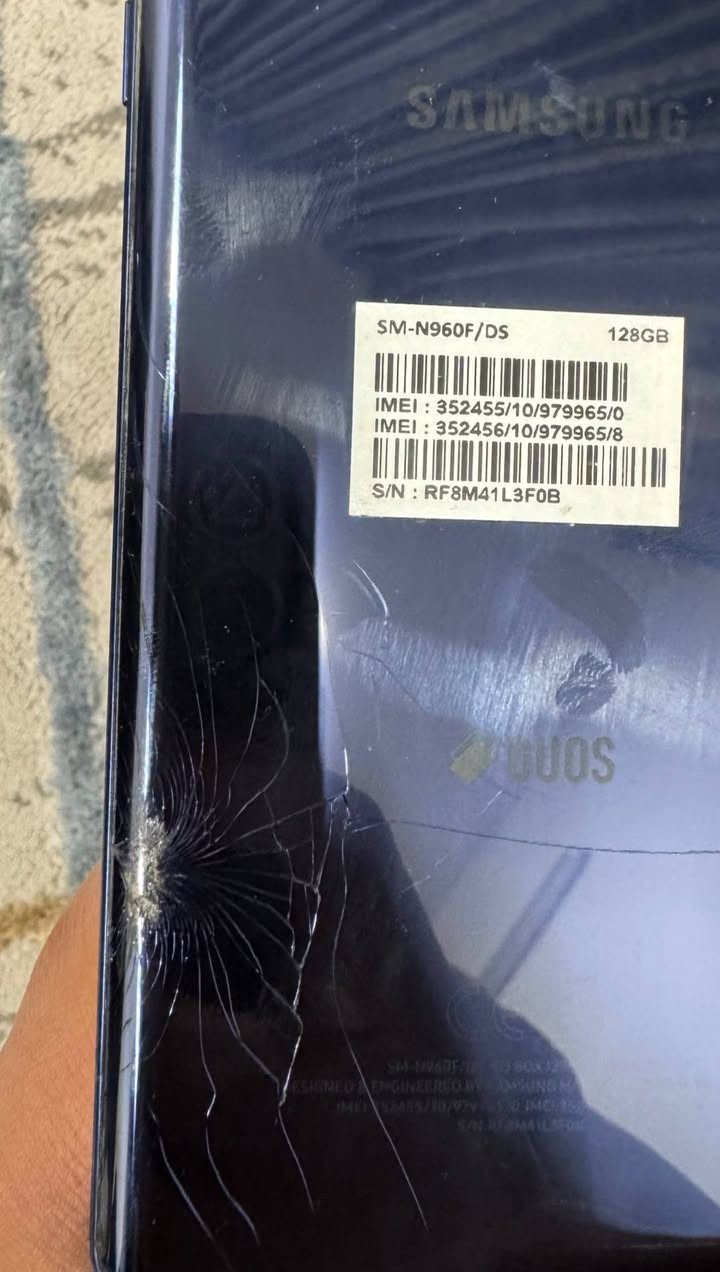 سلام عليكم 
نوت 9 للبيع
كامل ملحقات 
كارتونه+شاحنه أصلية مال جهاز +كفر مال جهاز
شاشة أصلية مكفول من كل شي وين ما تريد أخذه افحصة 
ماعدا ظربة الظهر موضحة بصورة فقط بقية نظيف جدا 
سعر 225الف بي مجال
مكان/بغداد-الشعلة
واتساب/***********
