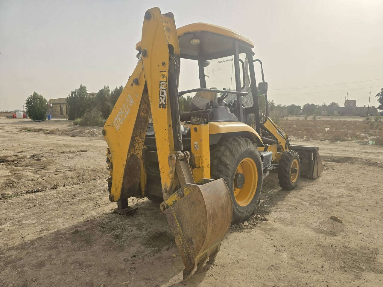 سلام عليكم لبيع جي سي بي بدون رقام بيه منفيس بس ماتسجل موديل ٢٠٠١٤ جديده ماتعبانه لمكان بابل شوملي  لسعر ١١٥ ورقه ***********
