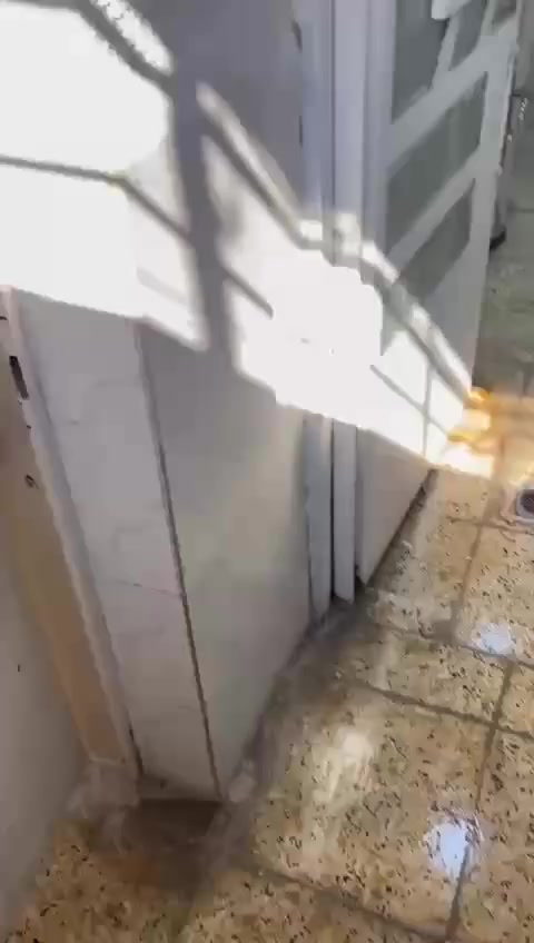 سلام عليكم بيت للبيع قطاع 46 قرب دائرة الكهرباء  مساحه 63متر قاطين ستقبال و مطبخ و غرفه و حمام طابق جوه و طابق فوك غرفتين و حمام و سطح لل ستفسار رقم : *********** (سعر مناسب )
