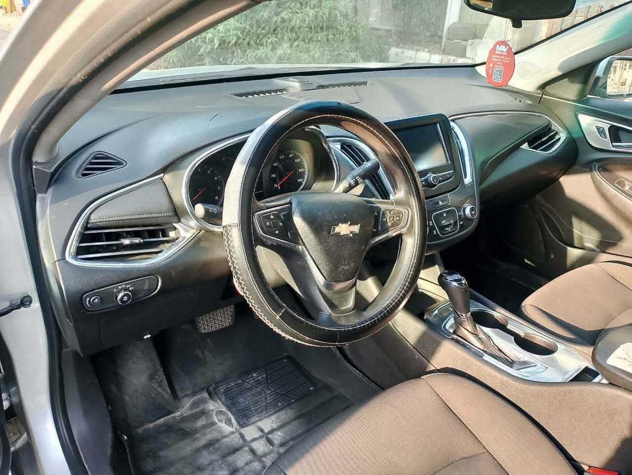 السلام عليكم  
للبيع ماليبو 2018 
المواصفات LT 
مخرك كير كهرباء خير من الله 
صدر 90‎%‎ 
حادثها جاملغ ايسر وبنيد 
ماشي 200 الف داخل نضيف
السعر 85 بيها مجال 
***********
