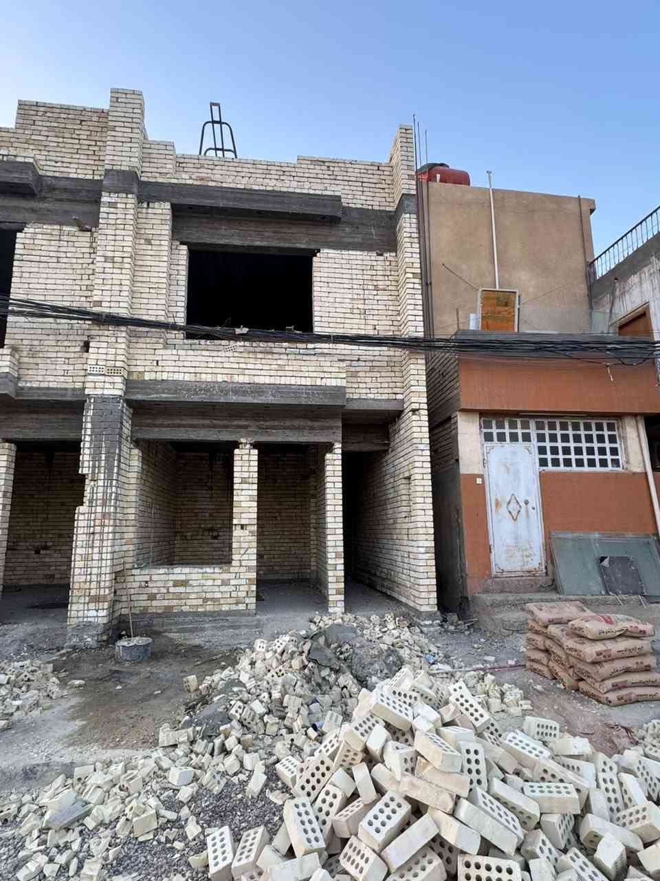 السلام عليكم 

مشتملات عدد 2 مساحة 50 متر
مشتمل واحد مساحة 60 للبيع 

كل مشتمل 3 طوابق 3 نوم و 3 صحيات 

على شارع 20 متر رصيف 4 متر 

أضلاع مستقلة غير مشتركة

50 متر واجهة 4 متر  
نزال 13متر 
60 متر واجهة 5 متر نزال 13 متر

بناء حديث درجة أولى
يحتوي على صالة و مطبخ و صحيات
الطابق الثاني
غرفتين نوم و صحيات عدد 2
الطابق الثالث غرفة نوم و سطح أمامي 

قيد الانشاء تسليم مفتاح جاهز
ان شاء الله

العنوان : بغداد حي الجهاد الضباط
المربع الذهبي خلف الشارع العام مباشر 

للاستفسار
***********
متوفر واتساب
