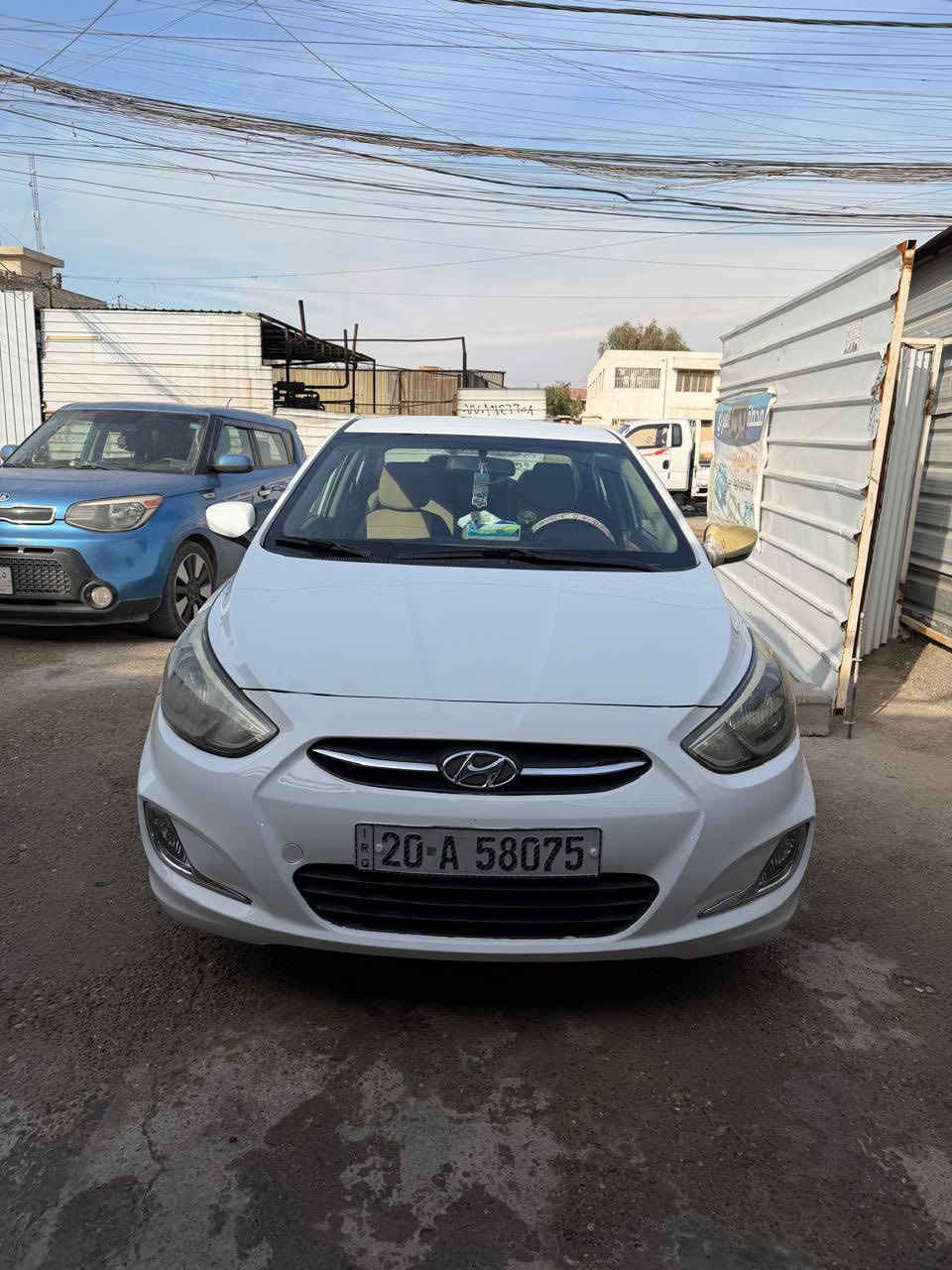 السلام عليكم عندي اكسنت موديل ١٥ امريكي بيها صفحا وبيها ملاحضات وتعديل بل شاصي الخلفي شوية 
اما البجم كبس سيارة بسم بينة ونضيفة وحلوة وبيضا 
محرك ١٦٠٠ عنواني بغداد الشعب 
رقم الهاتف *********** 
السعر ٧٨وبيها مجال
