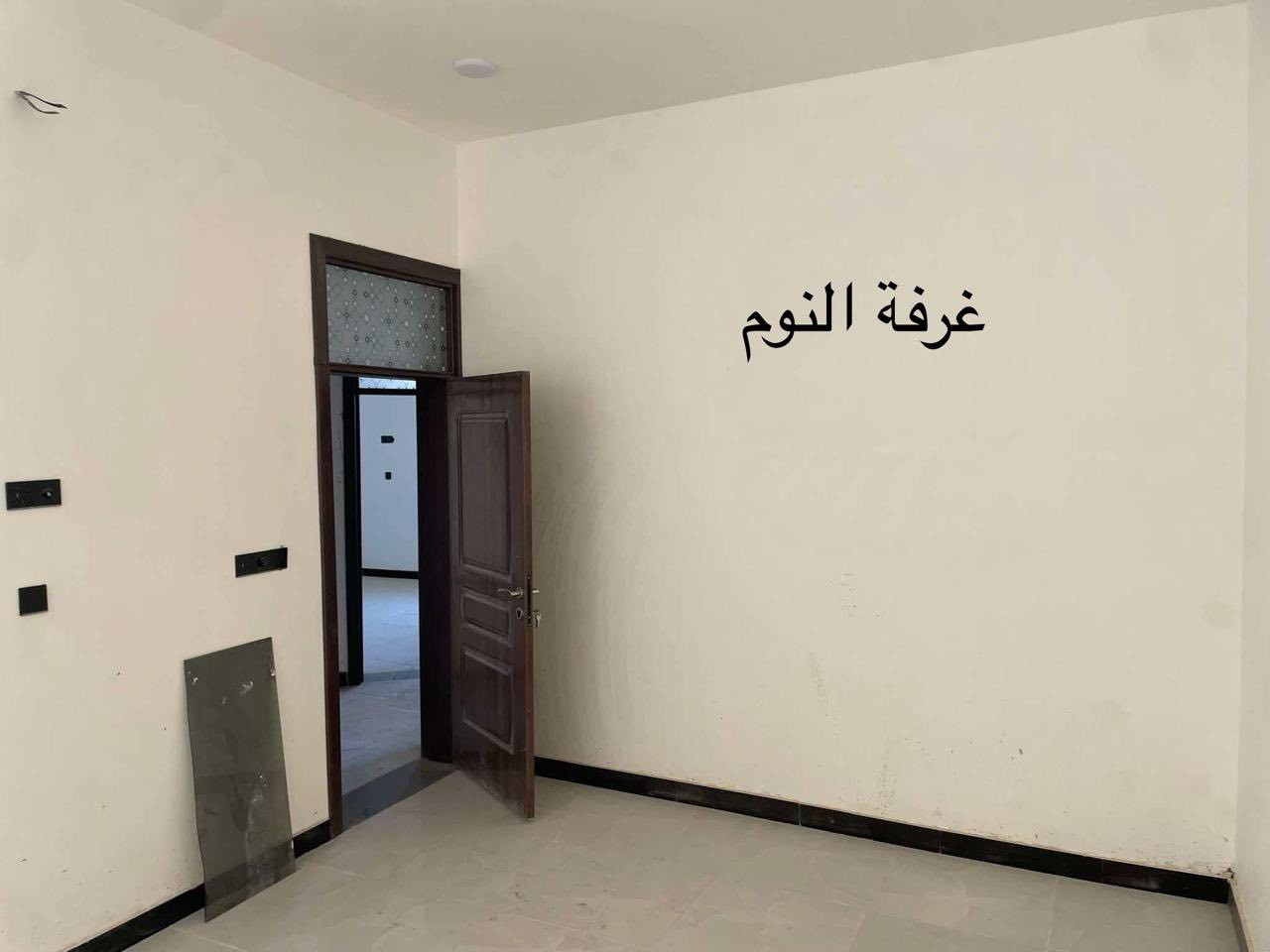 ## منزل للايجار
مساحة المنزل: 110 متر مربع

الموقع: (التقية الثالثة /مجمع الروان / مقابيل معمل الغاز/يقع المنزل فى البلوك الاول فى الجهة اليسرى من مكتب مبيعات مجمع الروان،قرب بوابة الدخول)
يتكون من :
مطبخ ،غرفةنوم،استقبال،صالة،
صحيات خارجيّة وداخلية وبيتونة.
المنزل بناء حديث 

الماء والكهرباء الوطني على المالك

السعر: [350 الف شهريا نهائي]

للاتصال: [***********]

تفاصيل اكثر بالصور والفديوهات ادناه

