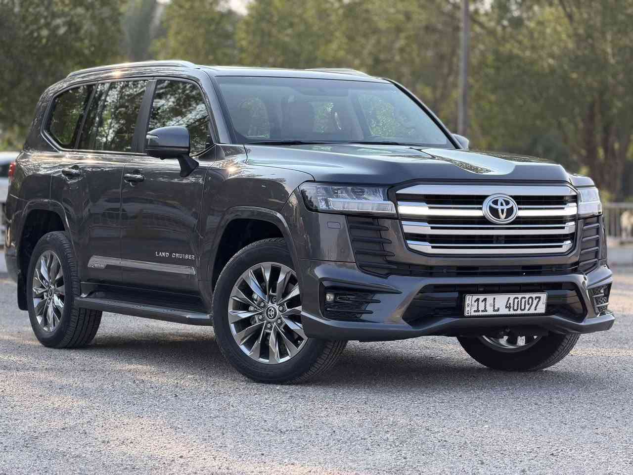 سلام عليكم .... اخوان عندي لاندكروز 2024  لمتد ساز اصلي لون فيلي مكفوله من الضرر والصبغ والبارد رقم بغداد بأسمي وتحويل مباشر ماشيه 42 
اخوان السياره كل مواصفاته اصليه يعني اي اضافه مابيه  يعني لمتد اصلية وسعرها 68800$  من الاخير واي استفسار هذا رقمي *********** مكان السياره السيدية حي الاعلام 
مواصفاته 
محرك 6 سلندر 4000
سلايد 
كشنات جلد 
تبريد كشنات 
اربع كامرات 
باب خلفي كهرباء 
شاحن
