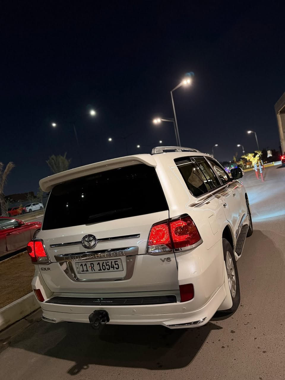 لاندكروز موديل2013 بريم اصل مكفوله رقم بغداد بسمي  ماشيه125الف مكان السياره بغداد***********سعر355
